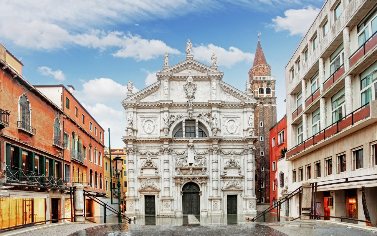 Iglesia de San Moisés, de estilo barroco, en la ciudad de Venecia.