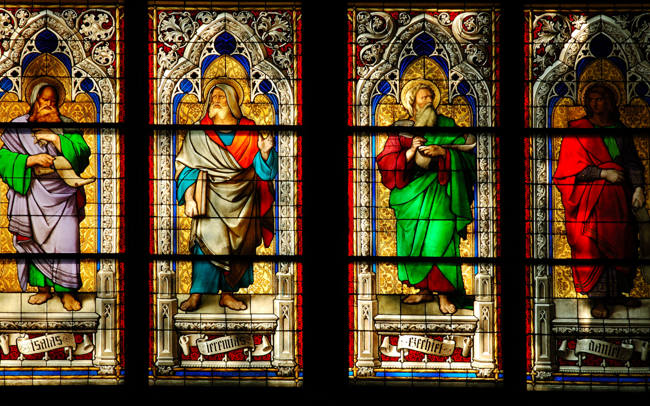Coloridas vidrieras de la icónica Catedral de Colonia.