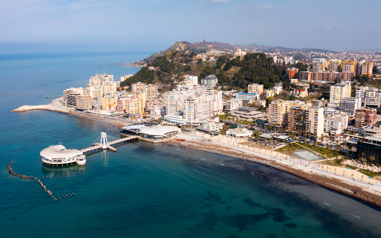 Vista aérea de la ciudad costera de Durrës.
