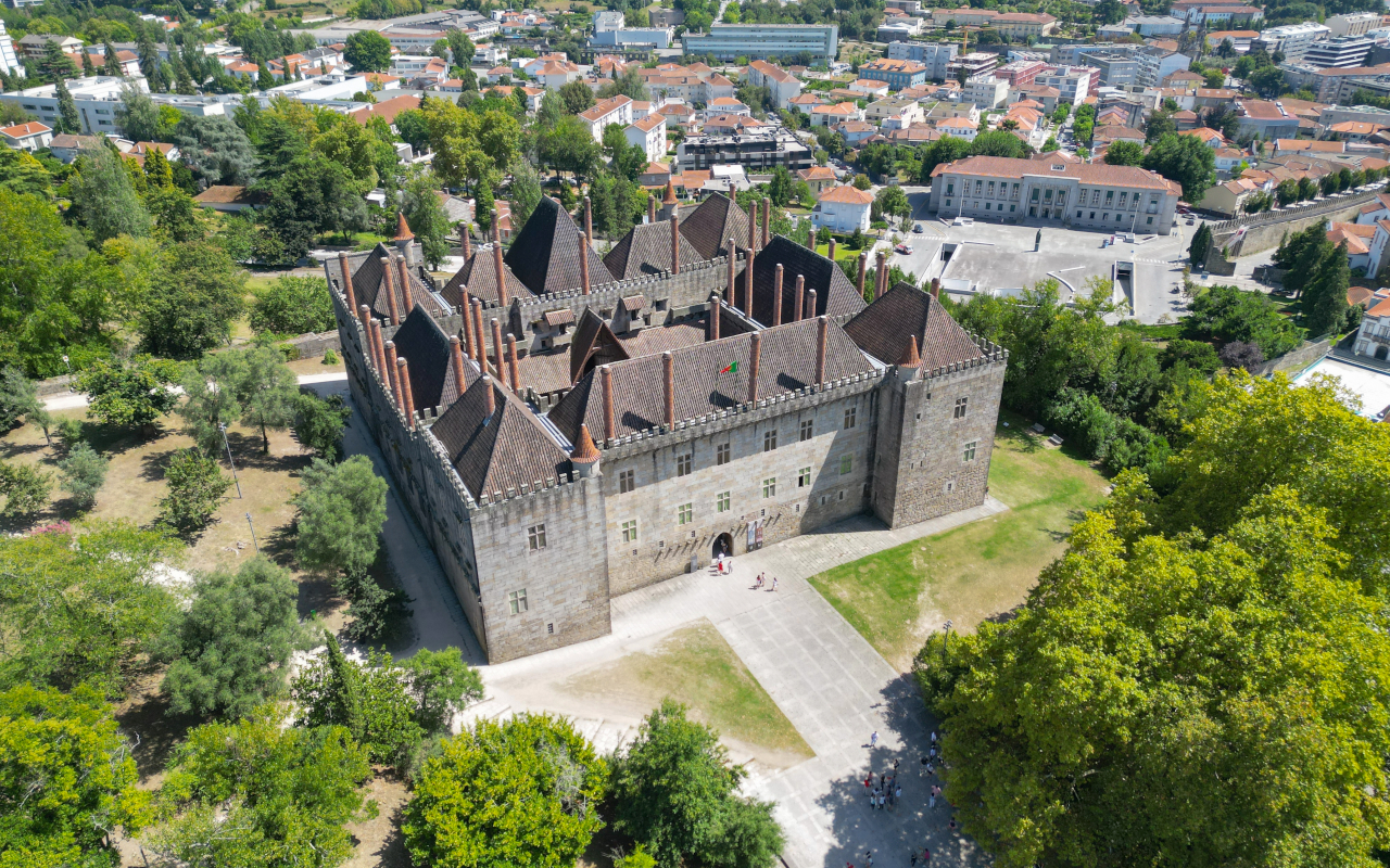 Vista aérea del entorno del Palacio más importante de Guimaraes.