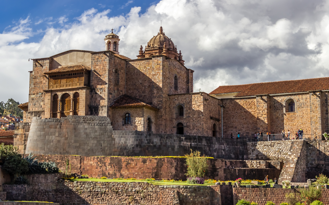 Vista exterior del edificio  Qoricancha, uno de los principales templos del Imperio Inca.