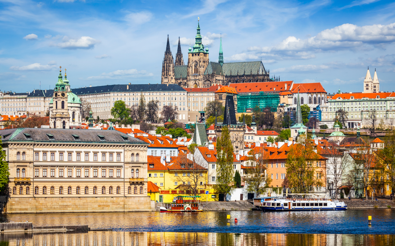 Vistas desde el agua de los monumentos de Praga.