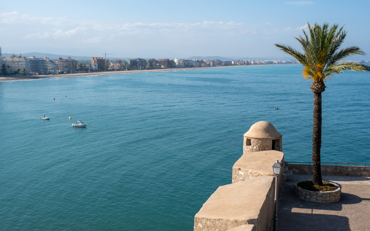 Panorámica mediterránea desde el interior del castillo de Peñíscola, que podrás visitar durante el tiempo libre en la excursión.