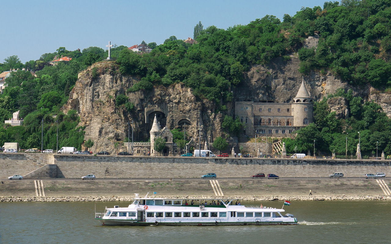 Vistas desde el crucero por el Danubio, donde podrás relajarte y ver el paisaje con calma.