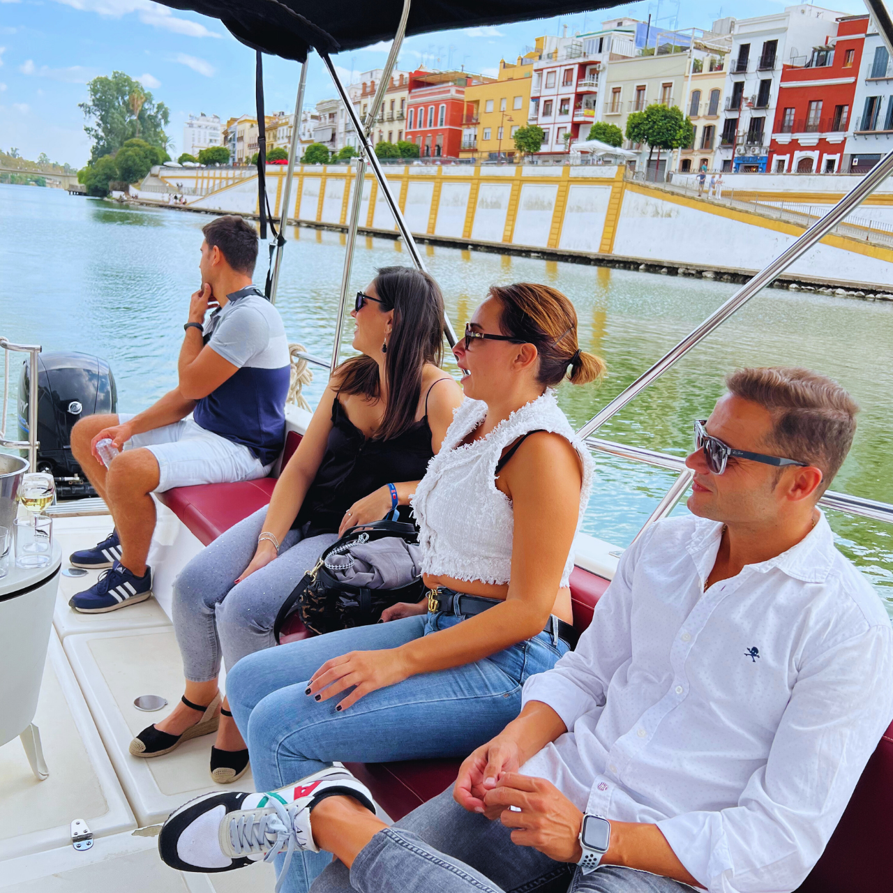 La brisa fresca y el sol cálido hacen que este paseo por el Guadalquivir sea simplemente perfecto.