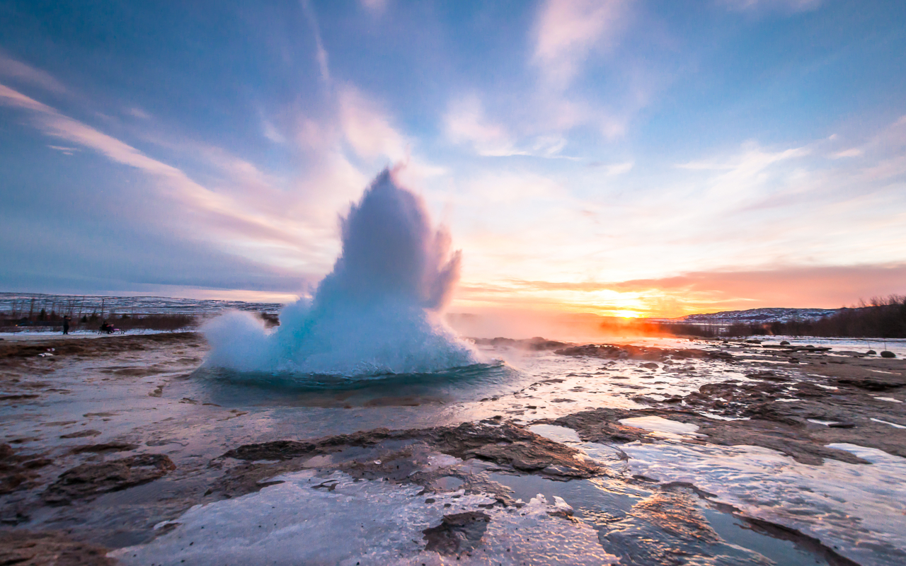 Géiser en erupción en el Círculo Dorado, Islandia
