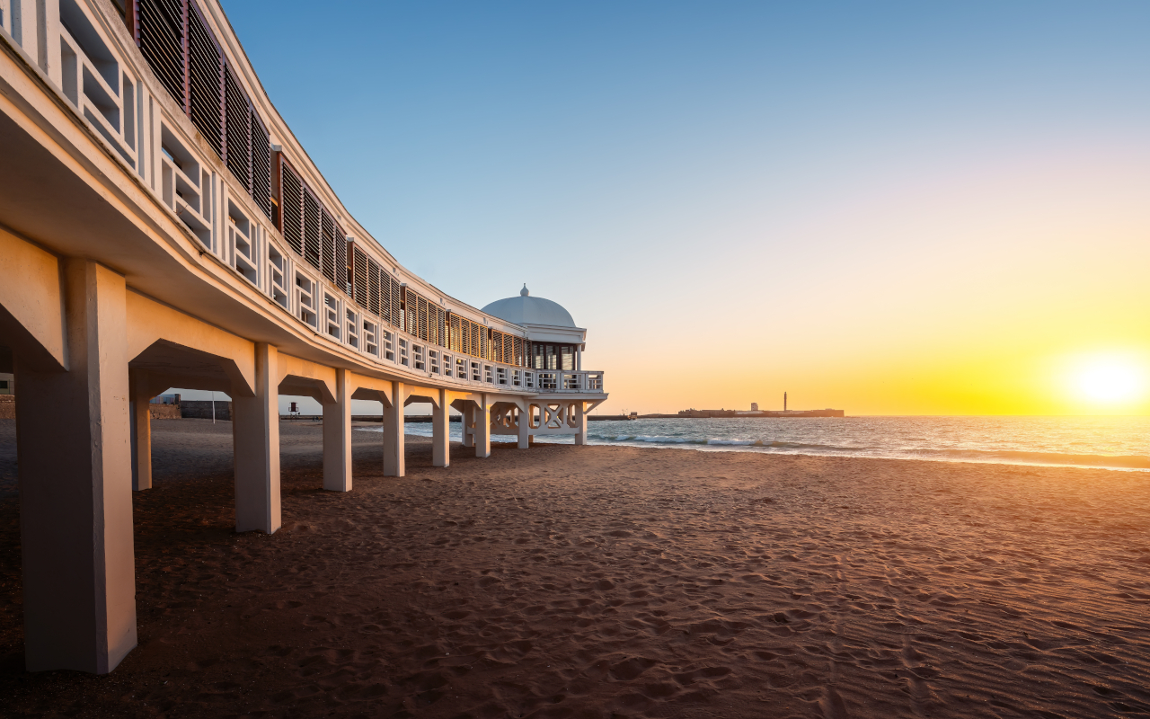Playa de la Caleta en Cádiz al anochecer