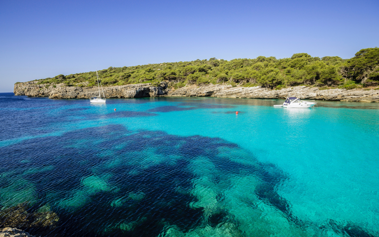 Descubre la serenidad de Cala Macarelleta, un rincón apartado de las multitudes.