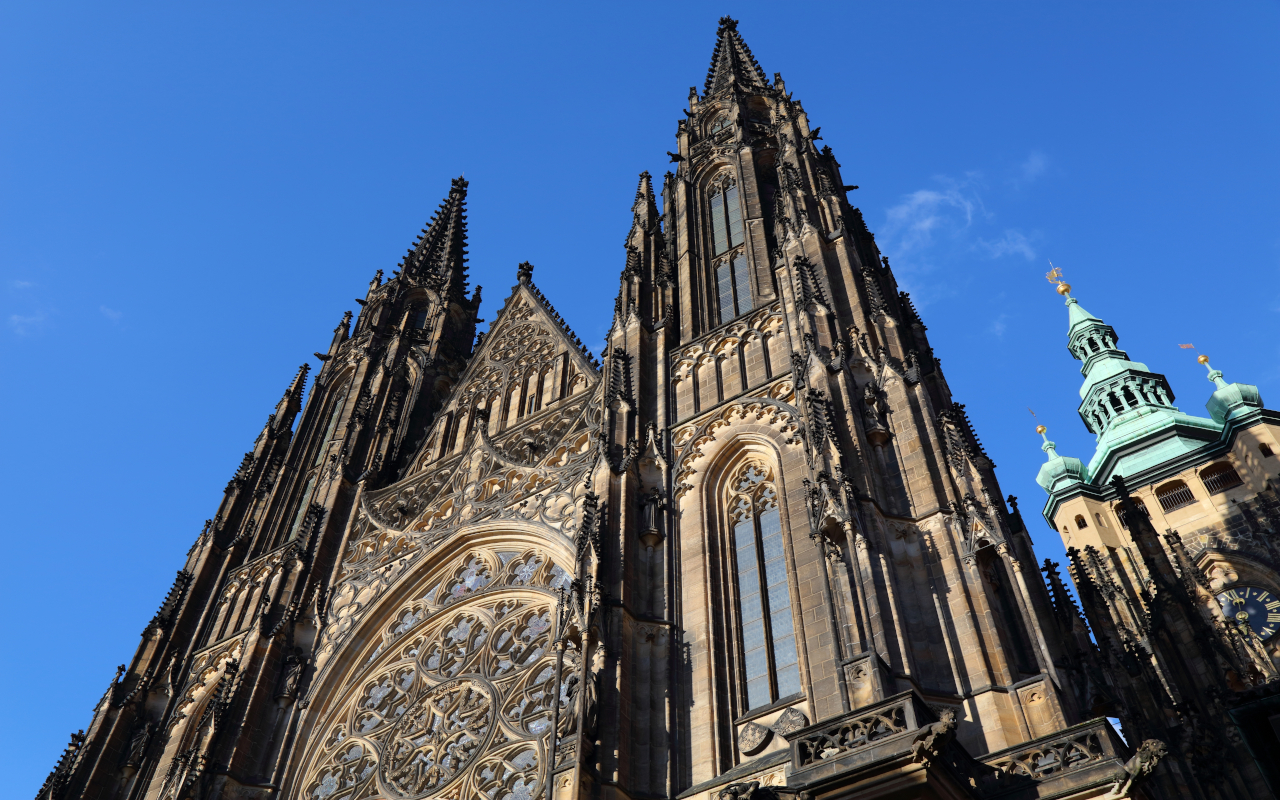 Catedral de Praga vista desde abajo con cielo despejado