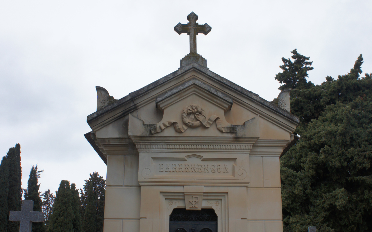 Cementerio de Ciudad Real imagen de panteón con cruz