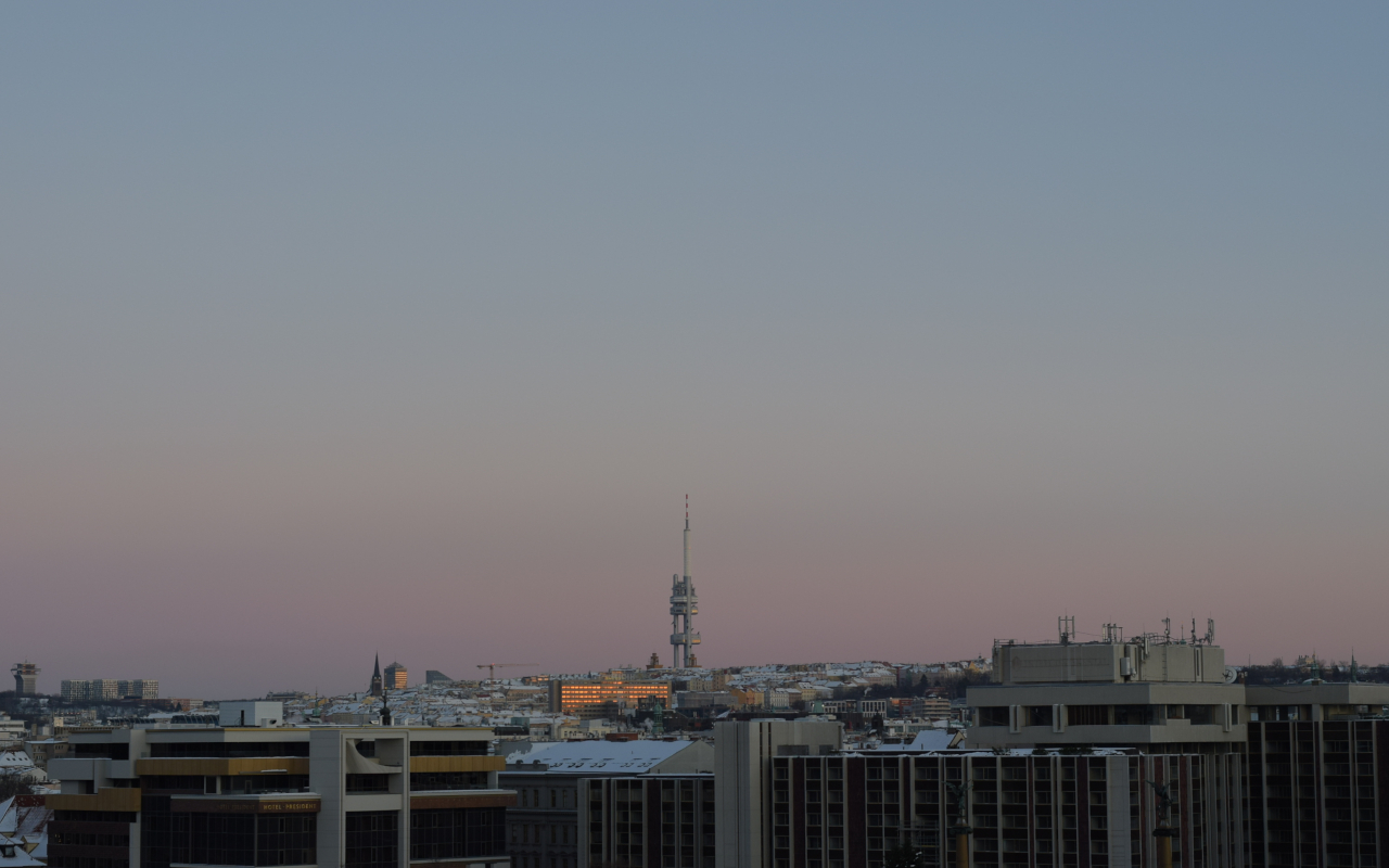 Plano genera de praga con torre Žižkov de fondo