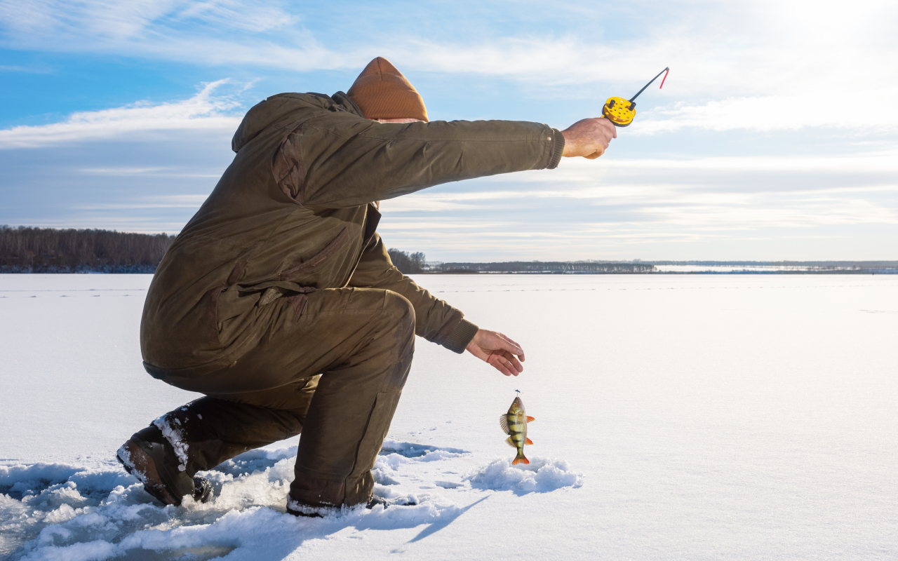 Persona pescando en hielo en el lago congelado de Rovaniemi, en el Círculo Polar Ártico.