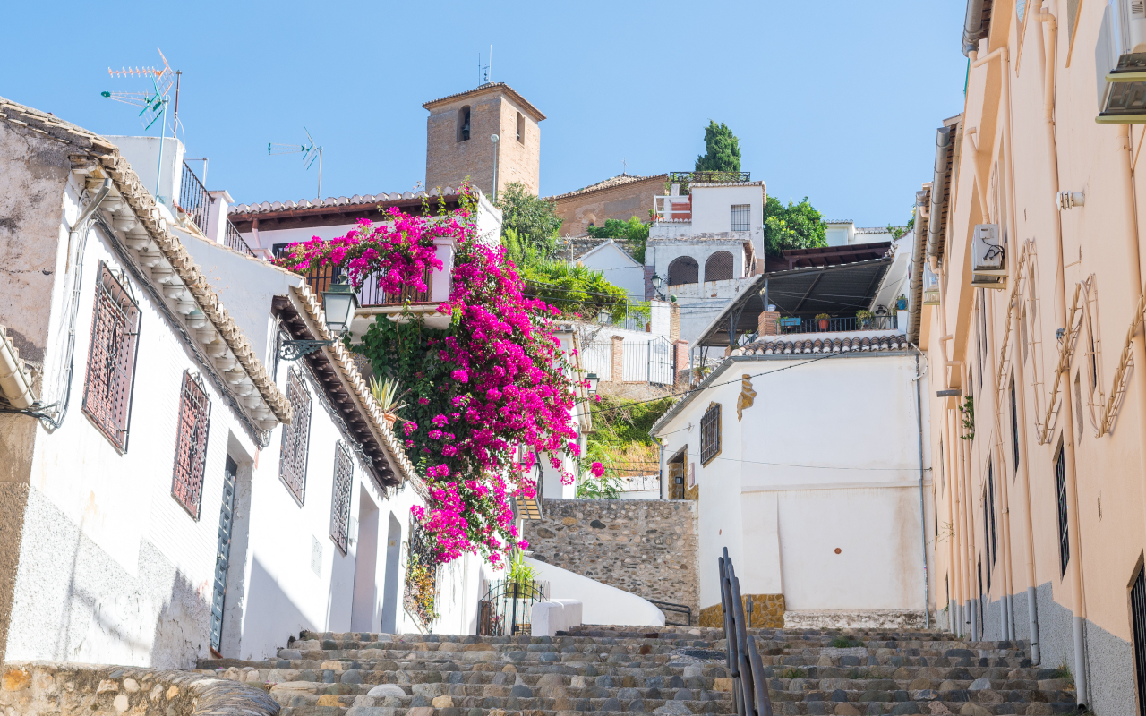 El Albaicín, con sus callejuelas empedradas y casas blancas, conserva el encanto medieval de la época morisca.