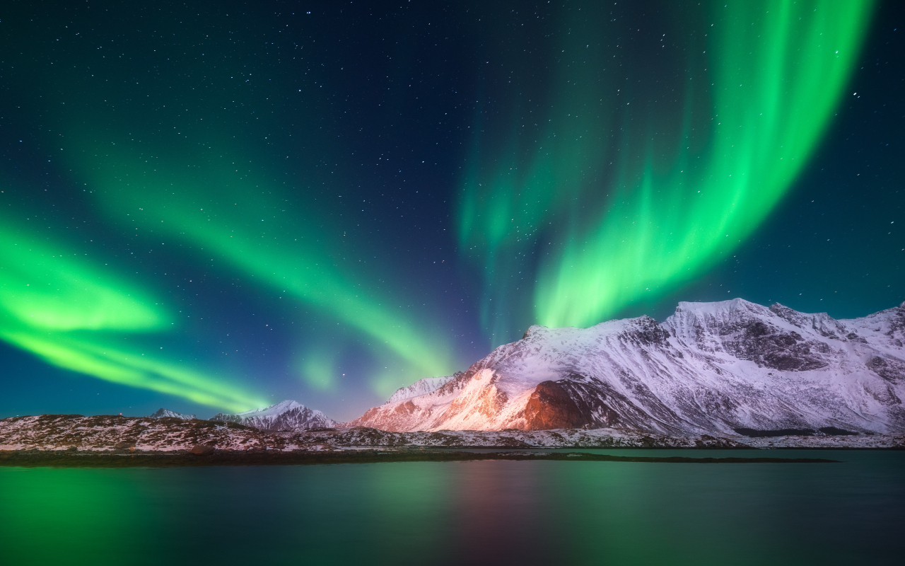 En Islandia, las auroras boreales iluminan el cielo invernal con su danza mágica de colores.