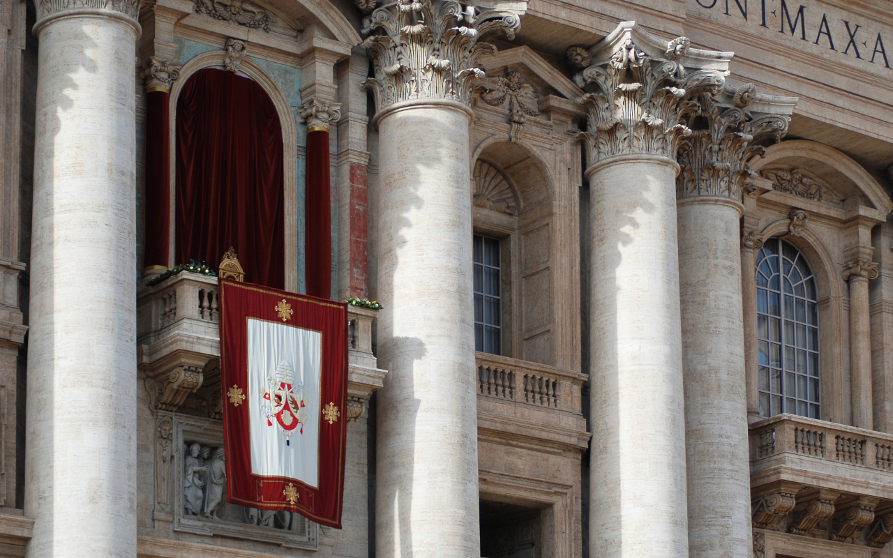 Balcón preparado para la audiencia pública del Papa.