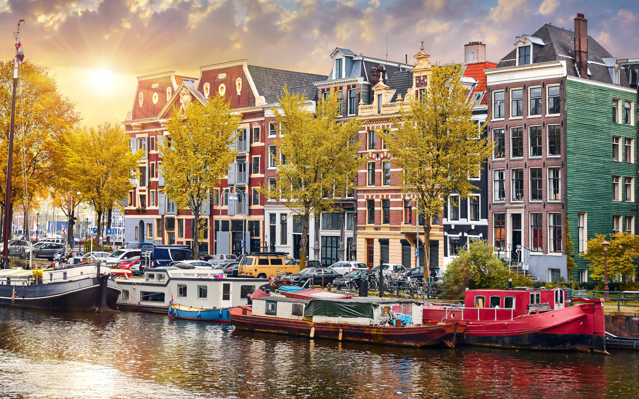 Vista de la ciudad de Ámsterdam con barcos atracados en el canal