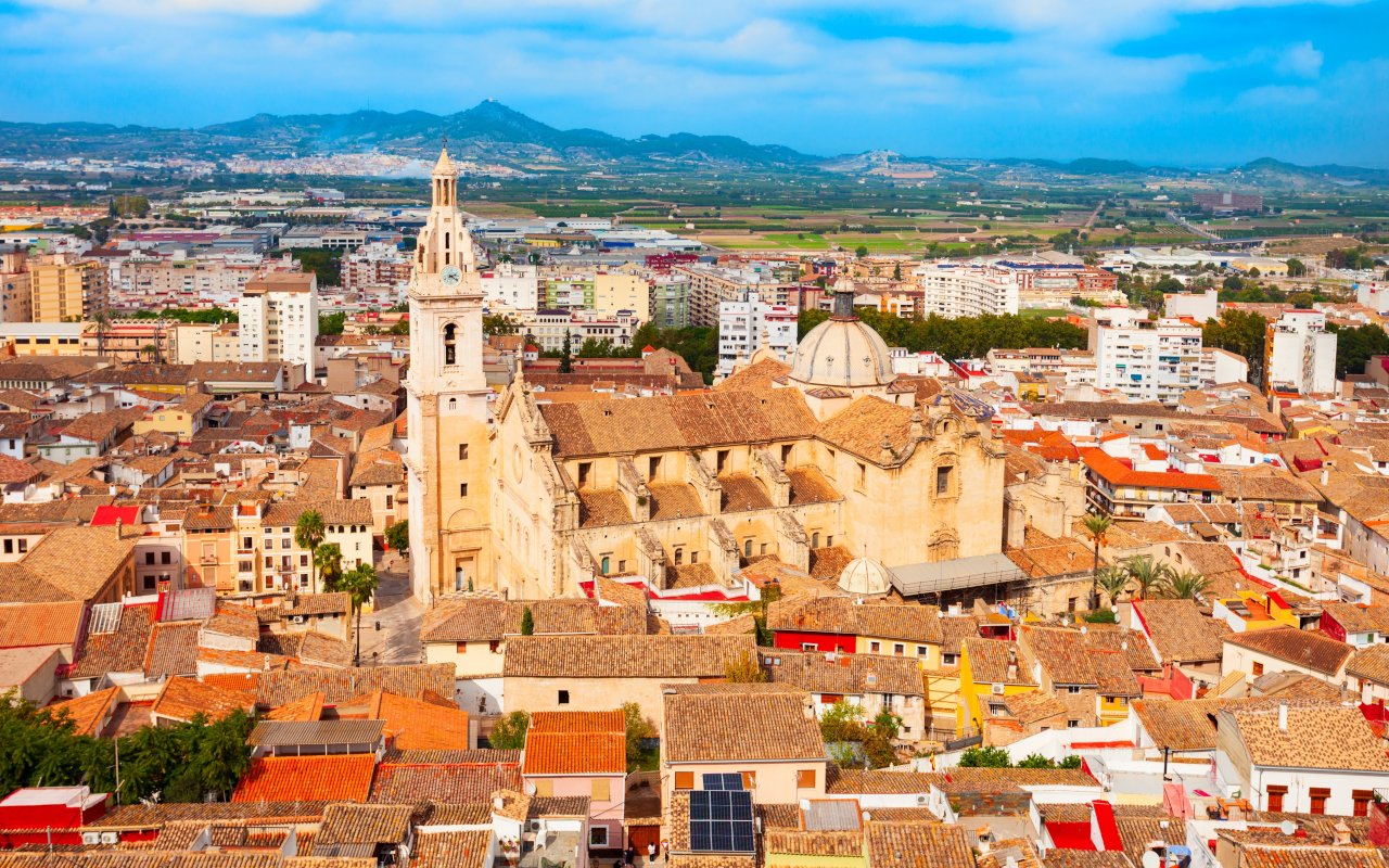La basílica de Xátiva sobresale en el paisaje urbano.