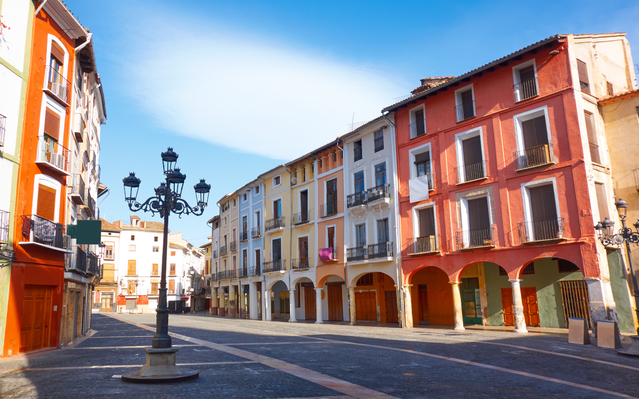 Calles del centro de Xátiva, con edificios de colores que le dan un encanto especial.