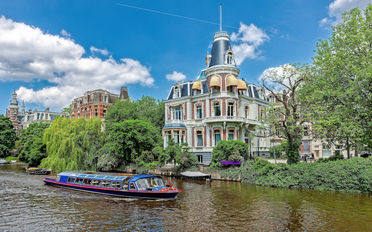 Edificio clásico de Ámsterdam desde una embarcación en los canales