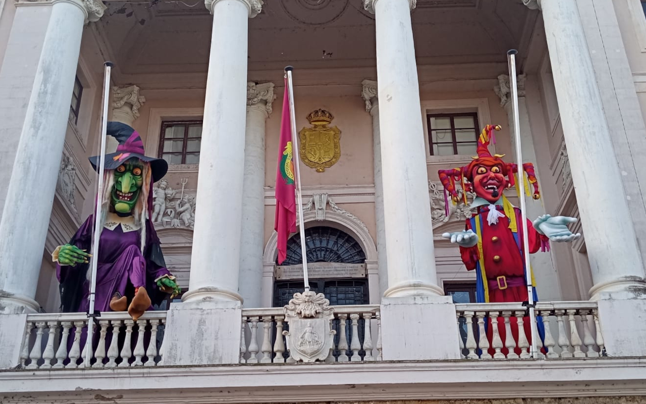 Muñecos gigantes en el balcón del carnaval de Cádiz
