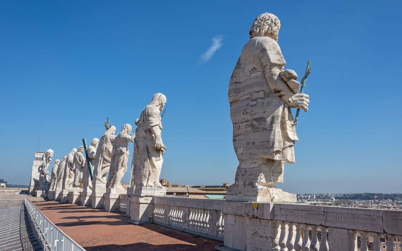 Vista de las imponentes columnas de los edificios del Vaticano.