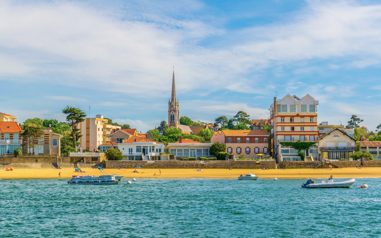 Vista panorámica de la tranquila Bahía de Arcachón.