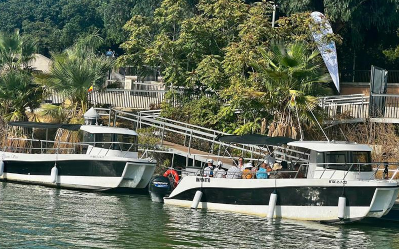 La embarcación se desliza con elegancia por el río, brindando una experiencia relajante.