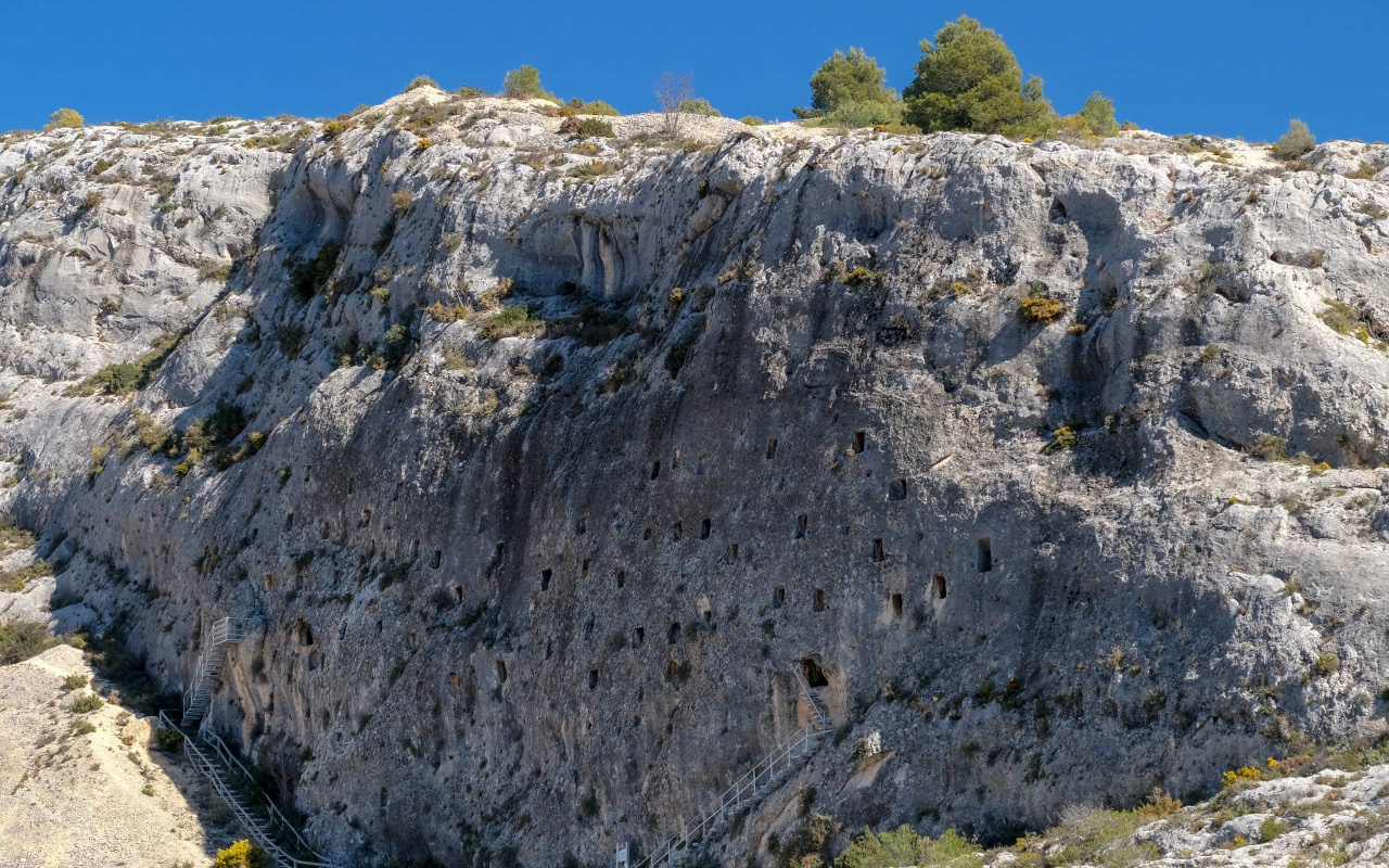 Las Cuevas de Moro en Bocairent, un laberinto de cavidades misteriosas esculpidas en la roca por manos antiguas.