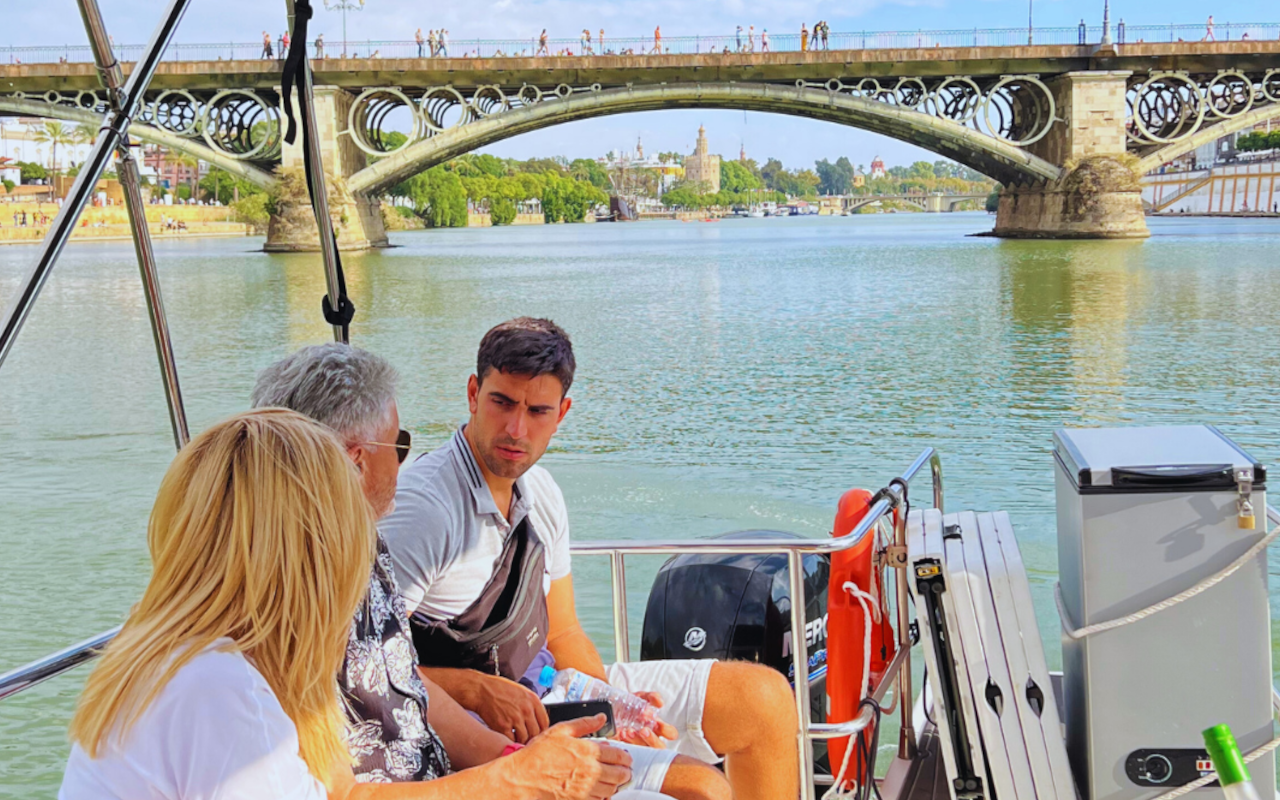 Vista panorámica desde el barco con uno de los puentes emblemáticos de fondo.
