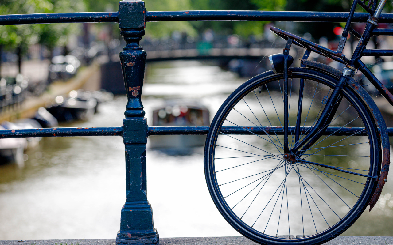 Bicicleta en un puente de los canales de Ámsterdam