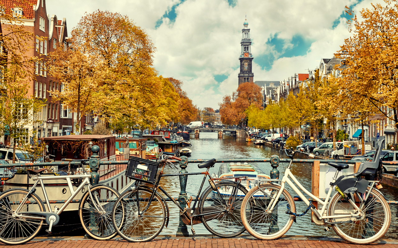 Vistas del canal de Ámsterdam a través de bicicletas en un puente