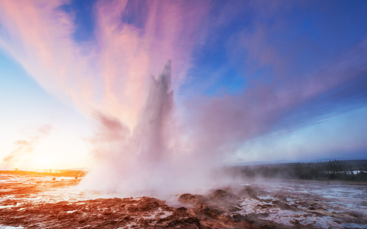 Géiser en erupción en el círculo dorado en Islandia