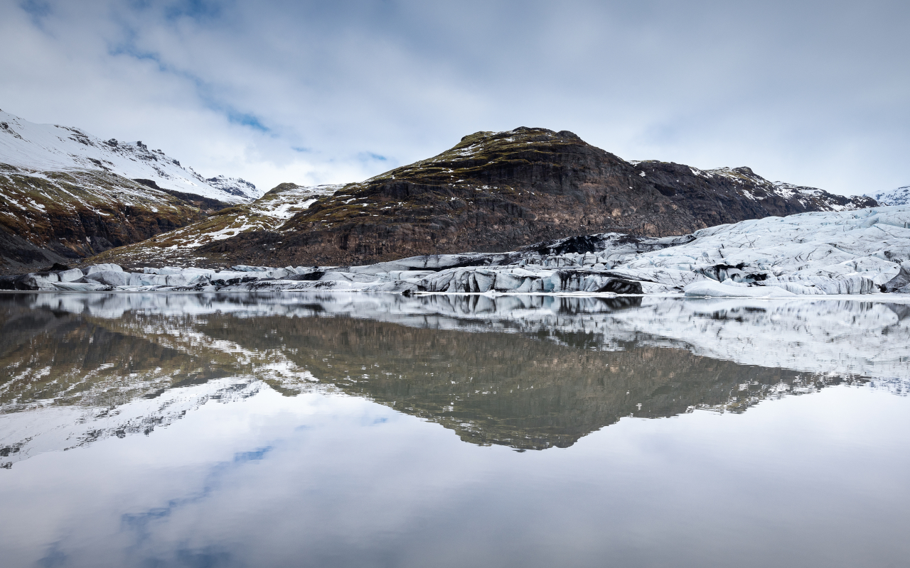 Un paisaje glaciar que invita a la aventura, entre grietas y formaciones de hielo eternas.