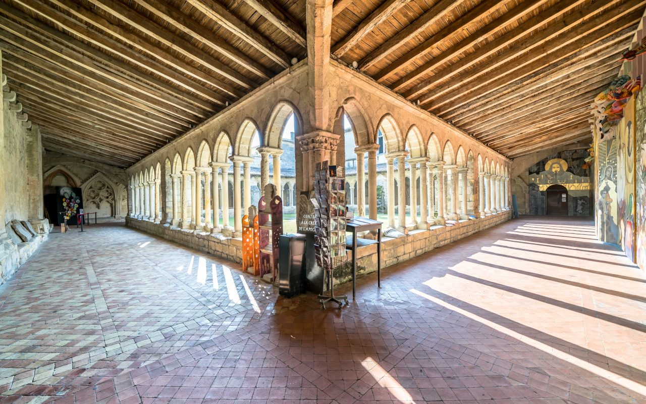 El interior de la Iglesia de Saint-Emilion guarda siglos de espiritualidad.