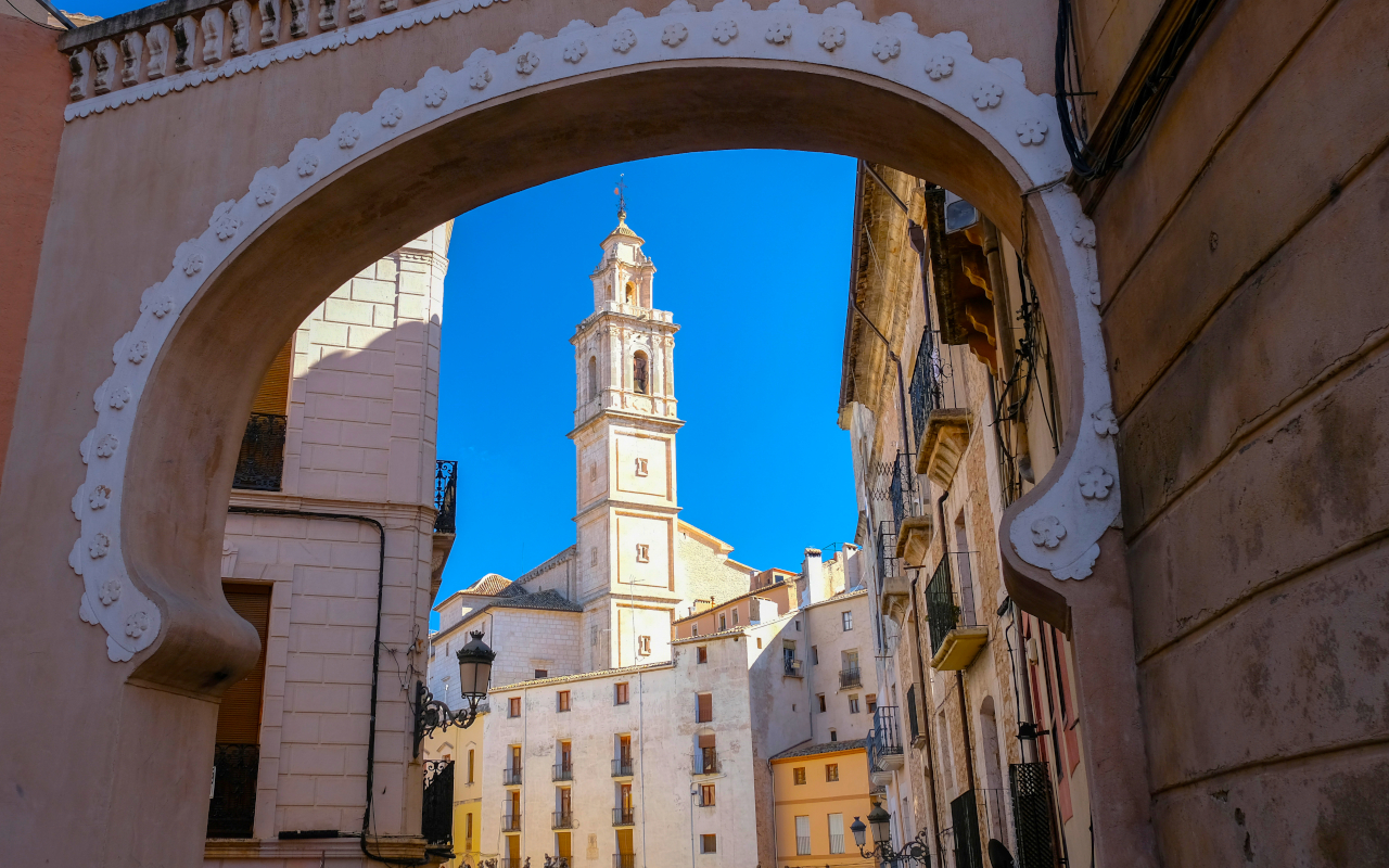 La iglesia de Bocairent, un icono arquitectónico, se erige sobre el pueblo como guardiana de su historia.
