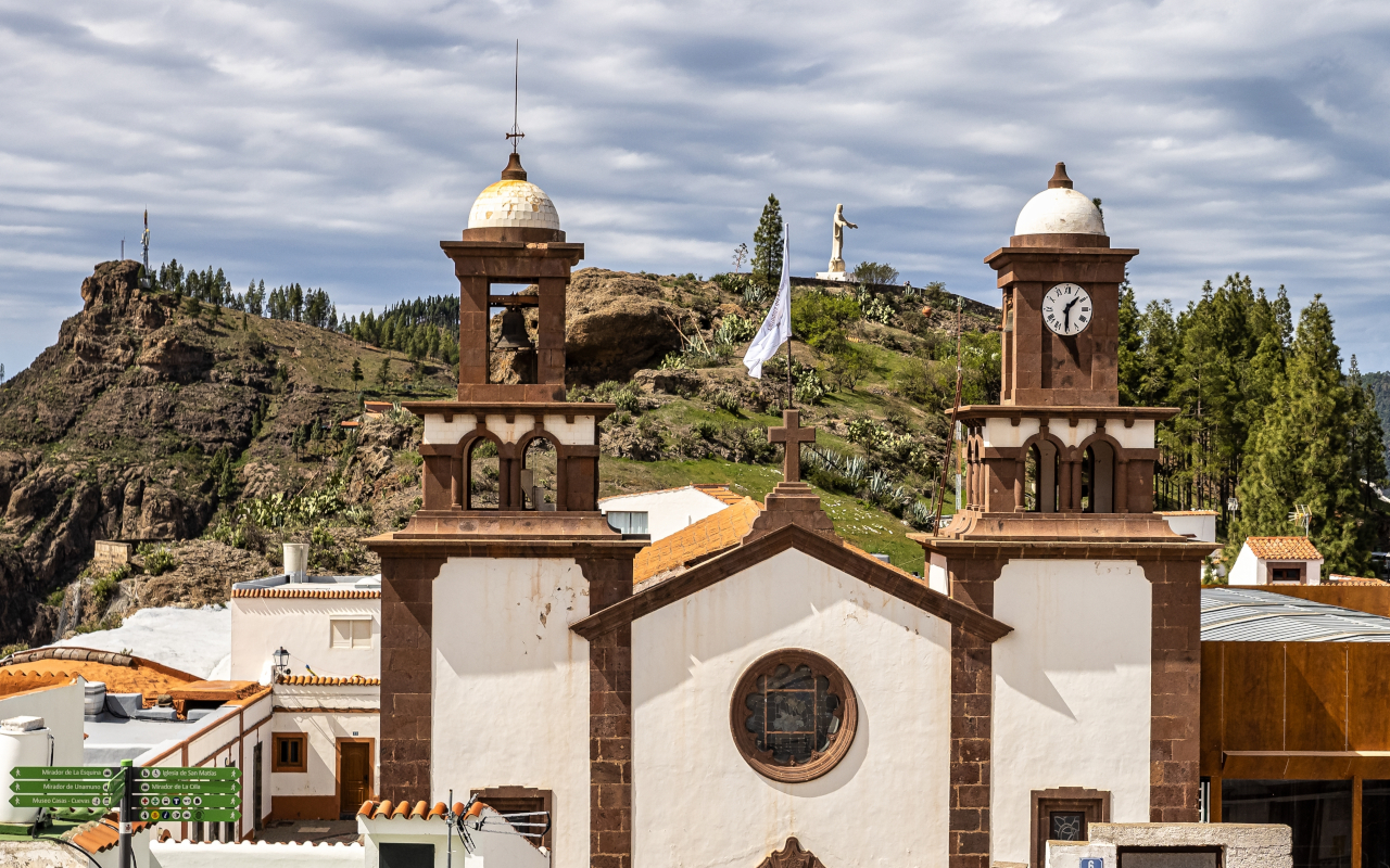 Exterior view of the church of San Matías in Artenara.