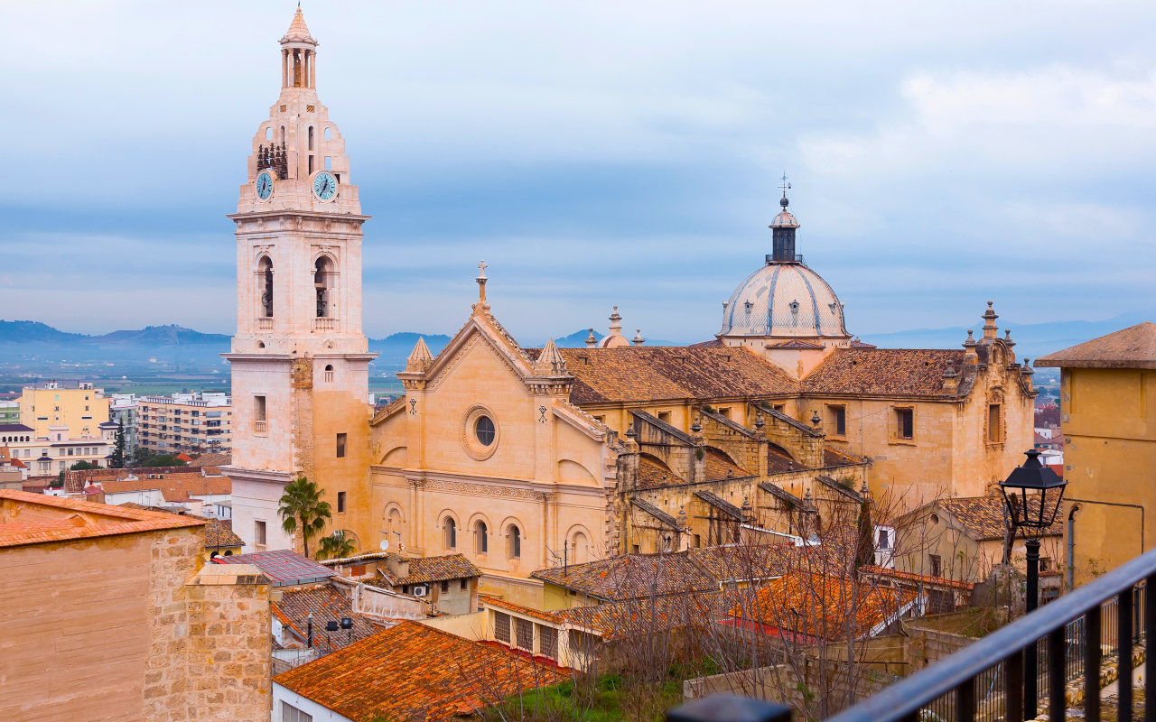 La Iglesia situada en el centro es un símbolo de fe y tradición en Xátiva.
