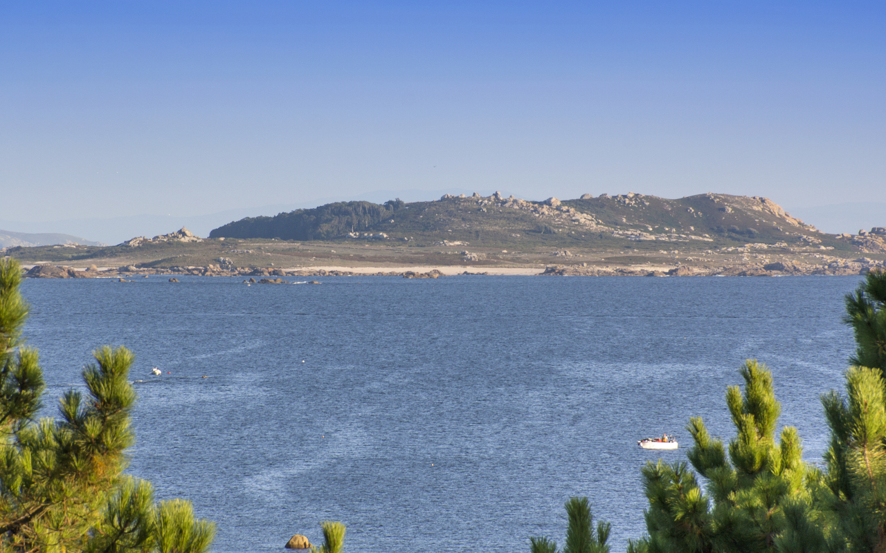 Imagen de la ría de Arousa con la isla de Sálvora de fondo en Galicia