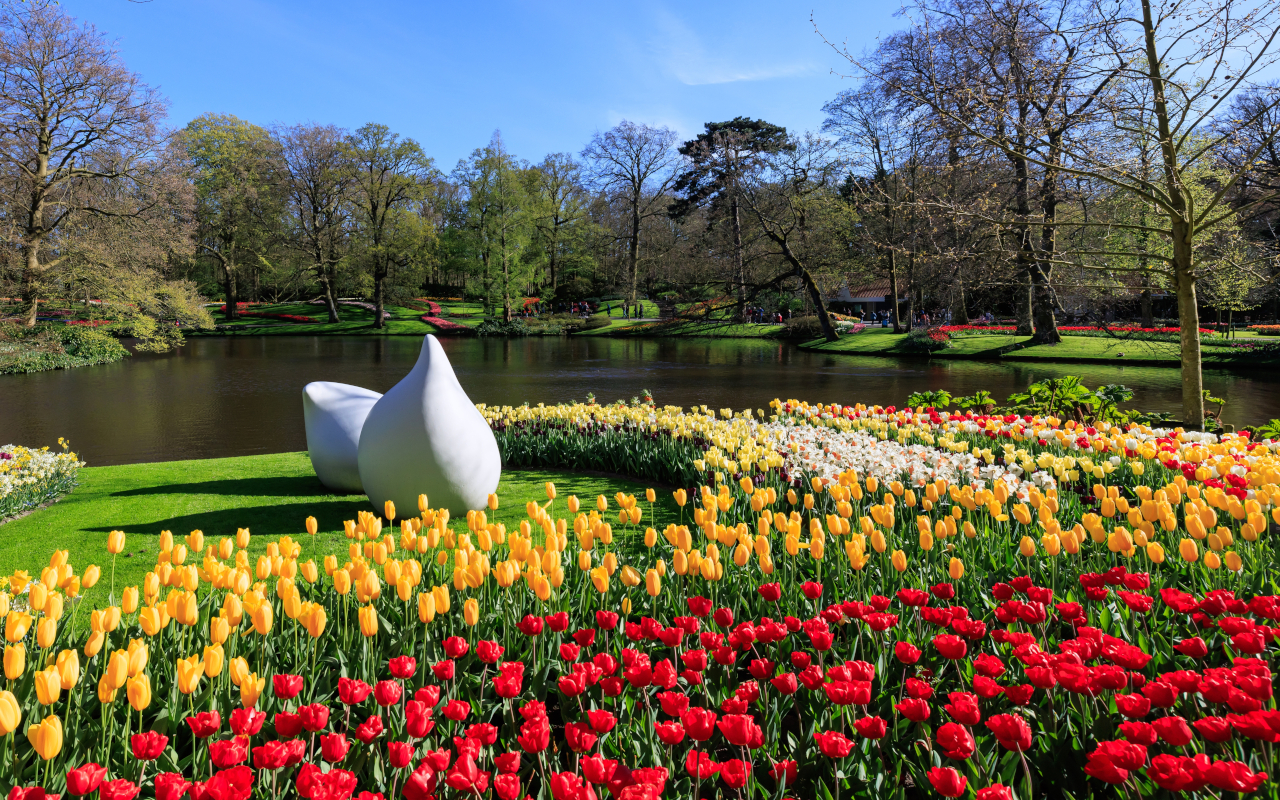 Jardines de Keukenhof con escultura en Holanda