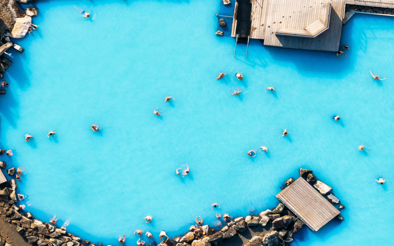 Vista aérea de personas bañándose en la Laguna Azul en Islandia