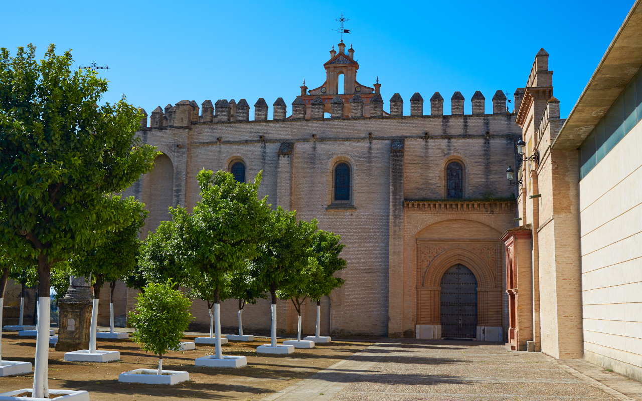 Vista del Monasterio de San Isidoro del Campo, un impresionante ejemplo de arquitectura medieval en la provincia de Sevilla