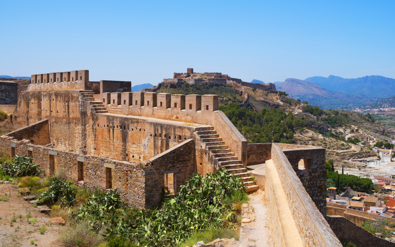 Las murallas defensivas de Sagunto, imponentes y bien conservadas, son el reflejo de la fortaleza que protegió la ciudad durante siglos.