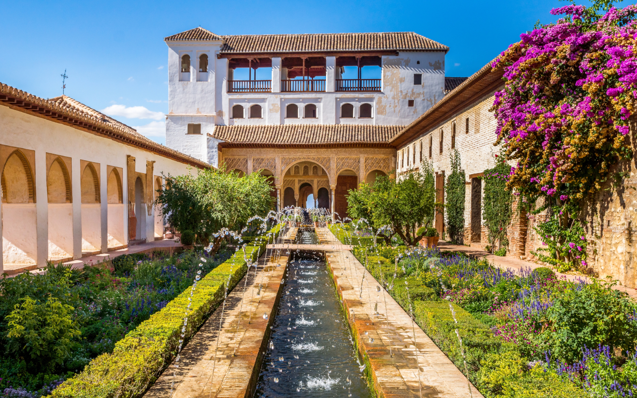 Famoso patio rodeado de columnas y la fuente central, es un ejemplo sublime de la arquitectura islámica nazarí.