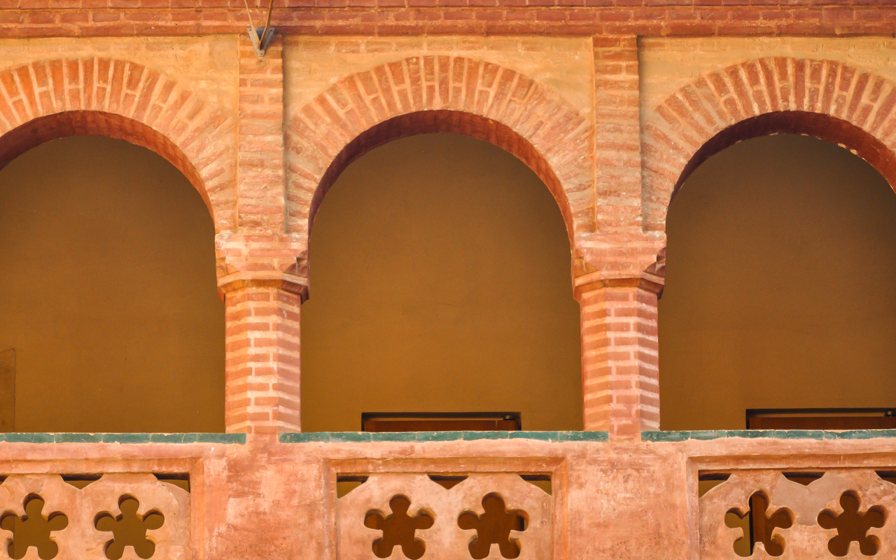 "El Monasterio de San Isidoro del Campo, situado en un paisaje rural, destaca por su arquitectura románica y su conexión con la historia monástica de España.