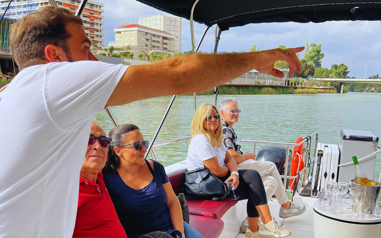 Pasajeros disfrutando del paseo en barco.