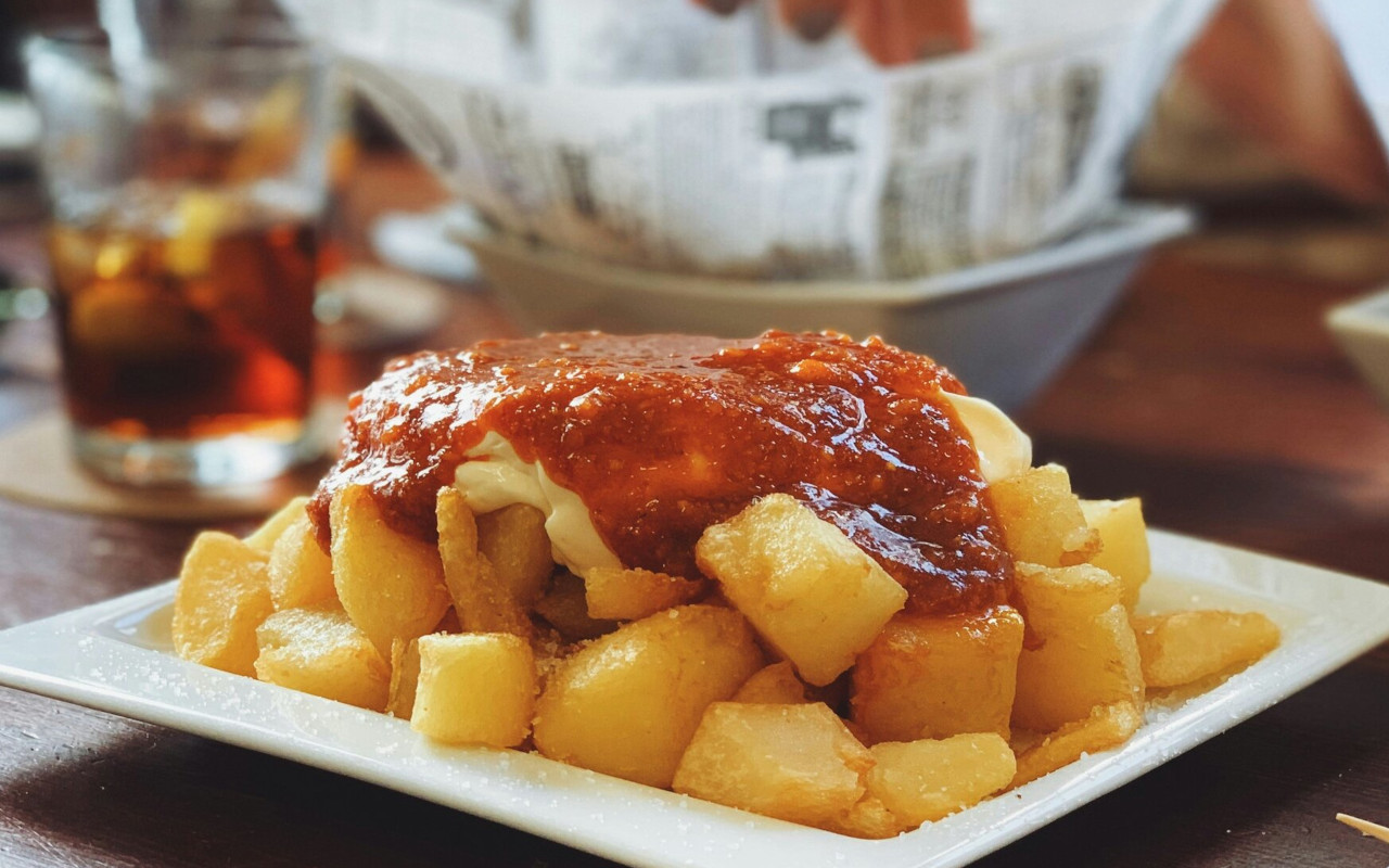 Tapas de bravas, perfectas para compartir con amigos.