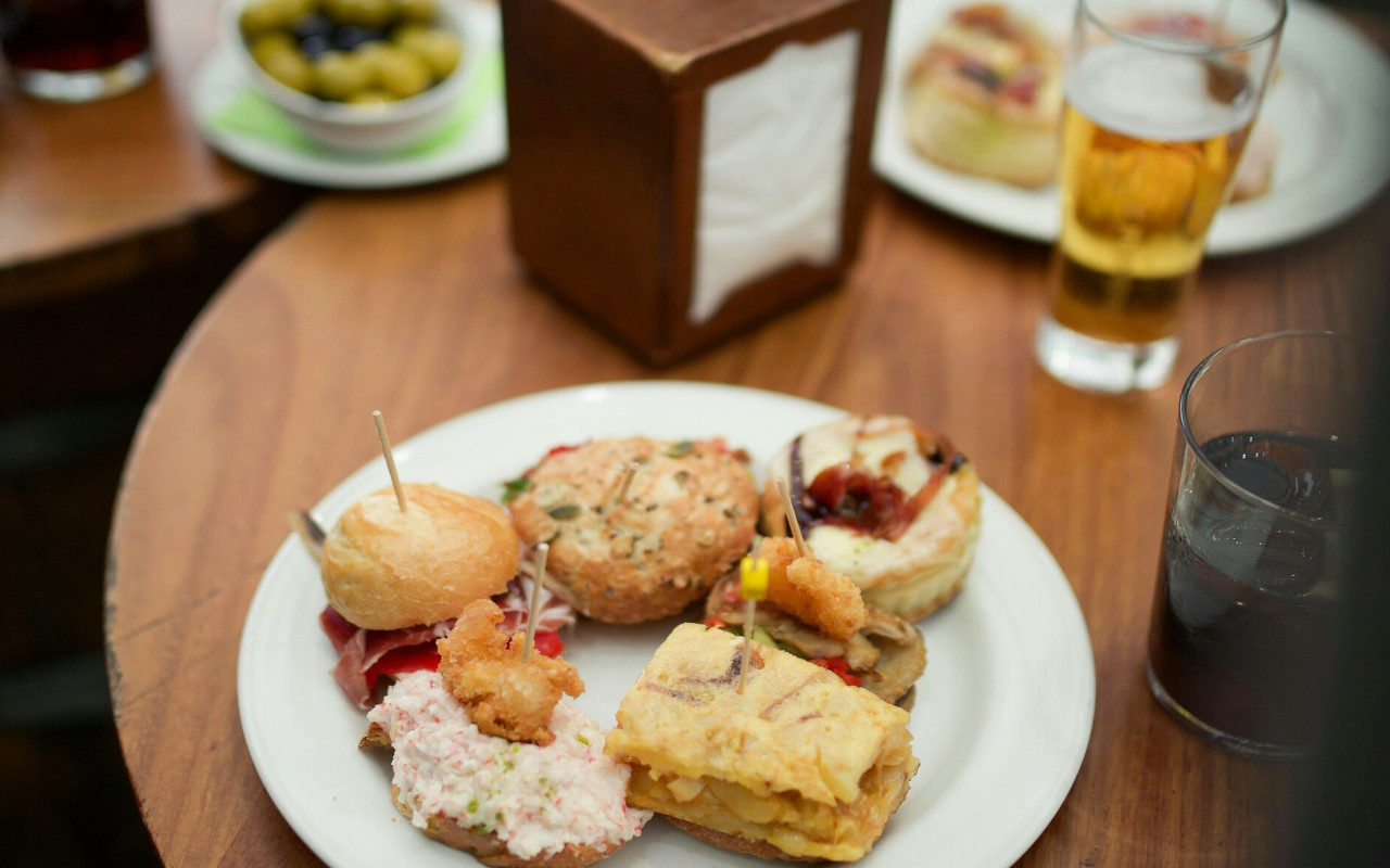 Selección variada, incluyendo una clásica tortilla española, en este tour de tapas por Valencia.