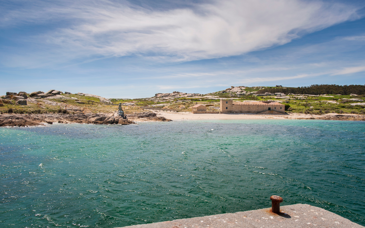 Playa de la isla de Sálvora en Galicia