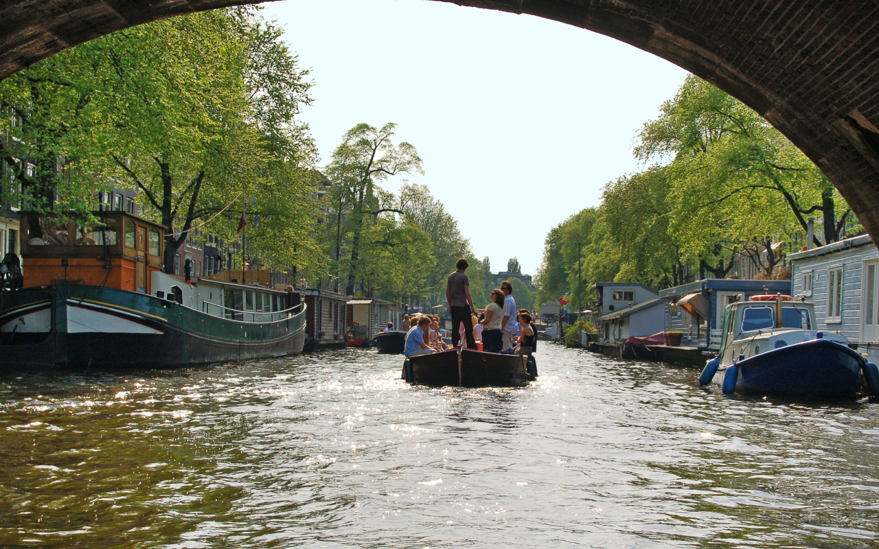 Embarcación navegando por los canales de Ámsterdam