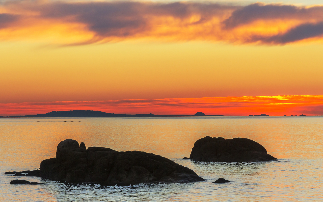 Atardecer en la ría de Arousa con la isla de Sálvora de fondo en Galicia